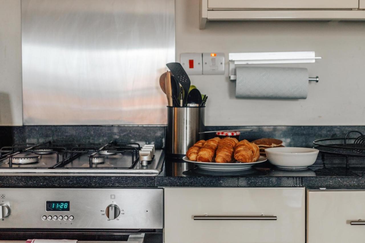Central Modern Flat For 4-6 & Dedicated Parking Henley-on-Thames Екстериор снимка