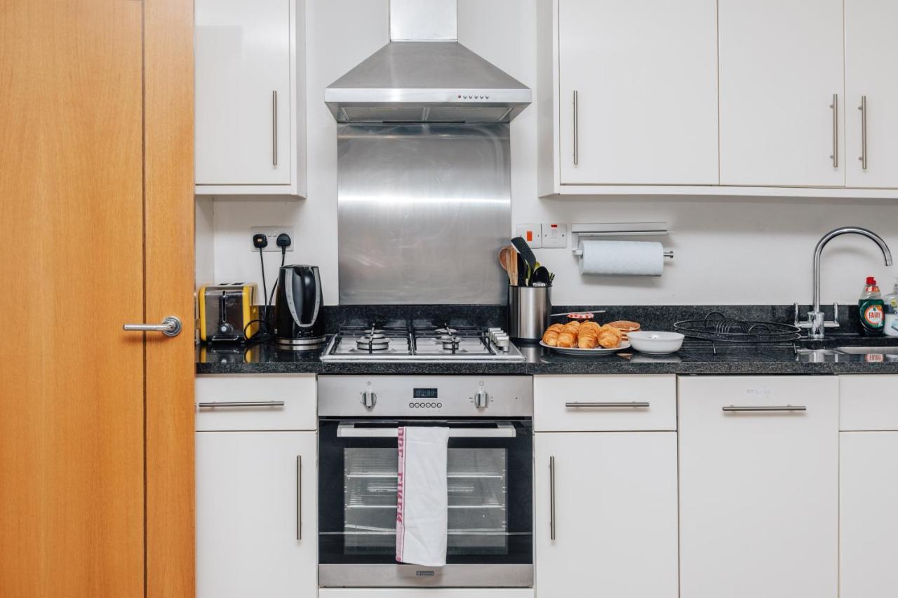 Central Modern Flat For 4-6 & Dedicated Parking Henley-on-Thames Екстериор снимка