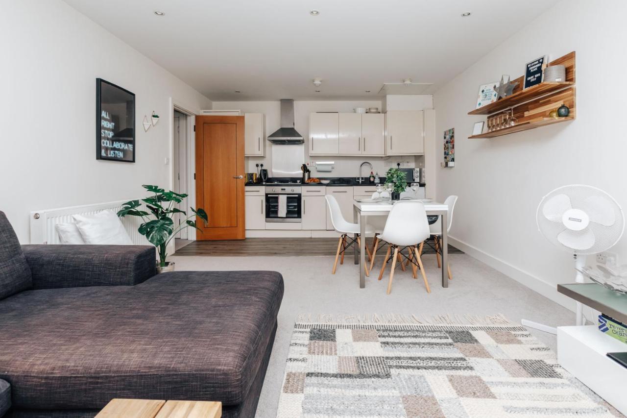 Central Modern Flat For 4-6 & Dedicated Parking Henley-on-Thames Екстериор снимка