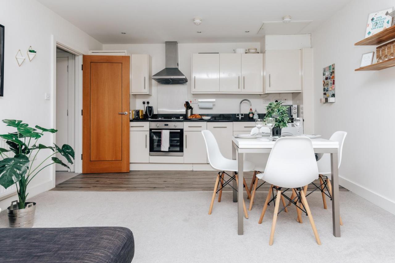 Central Modern Flat For 4-6 & Dedicated Parking Henley-on-Thames Екстериор снимка